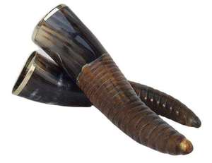 Corne à boire viking en corne naturelle, écologique, polie, sculptée, imitation antique, cadeau fantaisie, avec bordure en laiton et sangle en cuir, Inde - Product Image 2