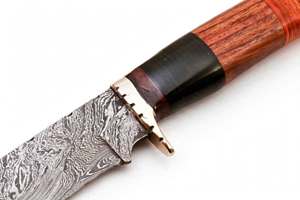 Couteau utilitaire artisanal en acier Damas à pointe tombante, manche en bois segmenté et corne, garde en laiton, outil de terrain - Product Image 6