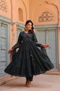 Elegant Deep Green 60x60 Cotton Pintex <b>Kurta</b> Pant Dupatta Set with Floral Embroidery and Tiered Flared Design for <b>Women</b> - Product Image 5