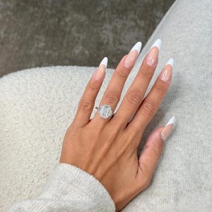 Bague en or plaqué 18 carats avec diamant de laboratoire taille émeraude de 8 carats pour femme |   Bague de fiançailles et de mariage tendance certifiée IGI - Product Image 2