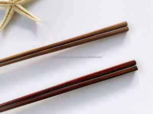 Palillos de madera ecológicos con grabado personalizado, ideales para eventos, parejas o marcas - Product Image 3