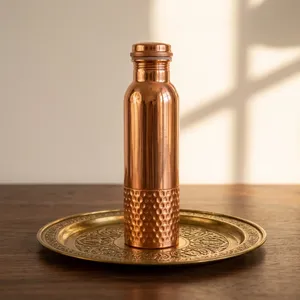 Bouteille d'eau en cuivre pur demi-martelé de qualité supérieure, double texture, design moderne, récipient en cuivre 100 % ayurvédique pour le yoga, le bureau et les cadeaux - Product Image 1
