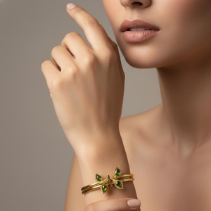 Brazalete de Lujo para Mujer en Tono Dorado con Diseño de Hojas en Color Esmeralda - Product Image 1