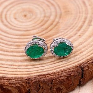 ต่างหูเพชรทรงวงรีประดับมรกตแบบตะวันออก-ตะวันตก ทองคำขาว 18k ขายส่ง Memoria Jewels - Product Image 2