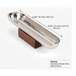 Elegante tazón plateado con diseño de martillado metálico sobre una base de madera elegante, perfecto para decoración de mesa moderna y para servir alimentos. - Product Image 3