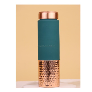 Botella de agua de cobre natural diseñada para uso diario que promueve una hidratación equilibrada, inmunidad y hábitos saludables. - Product Image 5