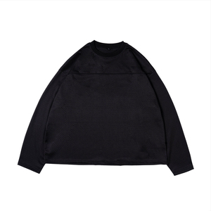 เสื้อสเวตเชิ้ตแขนยาวผู้ชายแบบตาข่ายทรงโอเวอร์ไซส์ สไตล์สตรีท คอกลม ระบายอากาศได้ดี ผ้าถัก พิมพ์ลายตัวอักษรสีดำด้านหน้า - Product Image 3