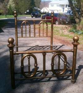 Cadre de lit en laiton finition soignée, conçu pour les chambres haut de gamme, mettant en valeur la résistance de l'art métallique et le design raffiné des meubles. - Product Image 2