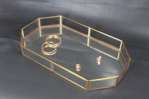 Plateau de rangement en verre miroir de luxe moderne au design artisanal avec cadre en laiton, forme polygonale, pour bureau, présentoir à bijoux, organisation - Product Image 2