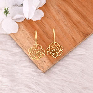 Boucles d'oreilles pendantes en laiton antique pour femmes, boucles d'oreilles minimalistes à motif floral, boucles d'oreilles en laiton plaqué or de haute qualité, commande en gros - Product Image 4