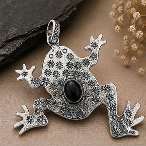Colgante de Rana de Ónix Negro Hecho a Mano con Bisel Ovalado, Chapado en Oro/Plata, de Latón, con Diseño Floral Animal, Collar Unisex para Compromiso y Aniversario - Product Image 6