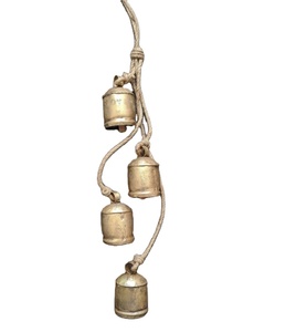 Ensemble de 4 cloches de jardin lourdes. Cloches de vache indiennes vente Coustmized cloche nautique mur Vintage décor ancre suspendue - Product Image 1