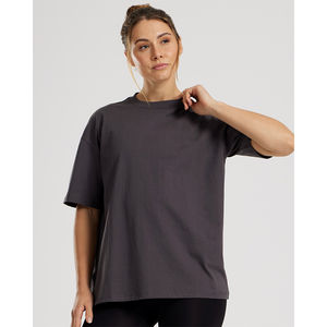 Camiseta de Mujer de Manga Corta Oversize con Diseño Único en Grafito, Transpirable, Ligera y 100% Algodón, Corte Holgado para Gimnasio y Entrenamiento - Product Image 1