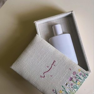 Caja de Perfume Rectangular Bordada con Flores Hechas a Mano, Embalaje de Regalo en Lino y Algodón, Estuche de Muestra con Marca Personalizada - Product Image 5