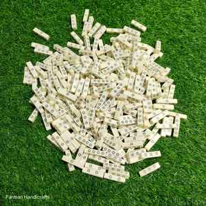 Dado de 4 caras hecho a mano con hueso de búfalo blanco, ecológico, accesorio de juego a precio económico - Product Image 1