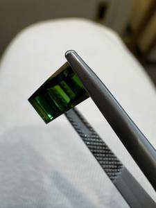 Turmalina Verde Oscuro Cromada 100% Natural de Alta Calidad, Corte Esmeralda, 3.60CT, Gema Suelta Facetada con Juego de Color para Joyería - Product Image 4