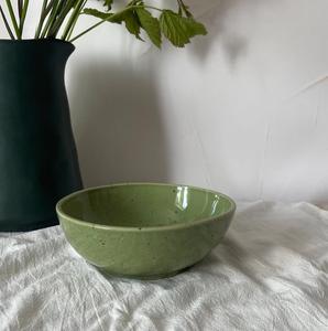 Tazón de Cerámica Color Verde Salvia con Diseño Moteado, Perfil Profundo Contemporáneo, Acabado de Esmalte Liso, Apto para Alimentos, Construcción Resistente, Ideal para Sopas y Ensaladas - Product Image 2