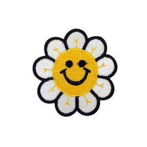 Patchs en chenille sur mesure pour accessoires vestimentaires de mode avec un design artistique vibrant et détaillé - Product Image 5