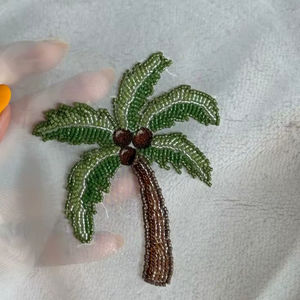 Broche artisanale palmier tropical, broderie de perles de verre, épingle de revers cocotier pour femme, accessoire pour vêtements, chapeaux et sacs - Product Image 1