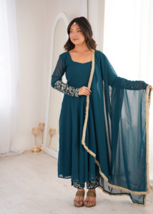 Accesorios de Vestimenta, Ropa Étnica, Otras Prendas Regionales, Kurti con Lentejuelas y Georgette, Pantalón Bordado, Dupatta con Bordes Dorados (HTU 66) - Product Image 1