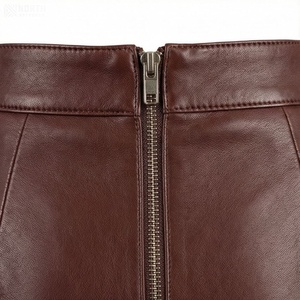 Jupe crayon mini en similicuir taille haute pour femme avec fente latérale, couleur unie, design brillant, à porter toute l'année - Product Image 4