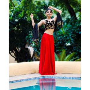 ชุดเลเฮนกาสีดำทรงเอไลน์สุดหรู พร้อมเสื้อครอปสายเดี่ยว - Product Image 2