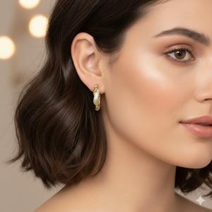 Pendientes de aro tipo huggie de oro amarillo de 14K con diamantes cultivados en laboratorio, engastados en pavé, entrelazados, pequeños y lujosos, para ella. - Product Image 5