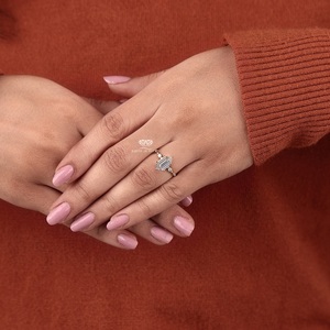 Anillo de Compromiso de Oro Amarillo de 10k con Diamante Corte Esmeralda para Mujer, Calidad Estándar, Estilo Clásico Natural - Product Image 6