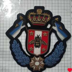 Badge brodé de haute qualité en fil métallique et perles, motif abeille couronnée, pour sacs, chaussures et accessoires de mode - Product Image 2