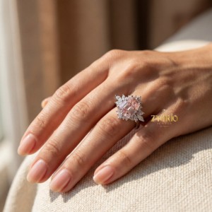 Anillo de Plata de Ley 925 con Diamante Rosa Cultivado en Laboratorio, Corte Escudo, Halo Floral, Inspirado en la Naturaleza, Joyería Nupcial para Mujer - Product Image 3