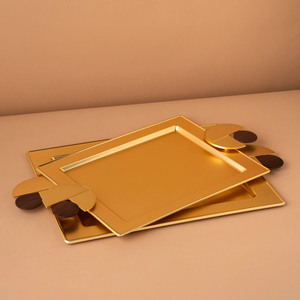 Améliorez le style de votre intérieur avec ce magnifique ensemble de plateaux de service argentés, comprenant des accents géométriques uniques en bois et des poignées. - Product Image 2