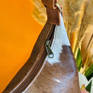 Bolso de Lujo Portátil Impermeable Antirrobo de Piel Genuina y Poliéster Ligero con Cremallera Única y Diseño de Letras de Venus Leathers - Product Image 3