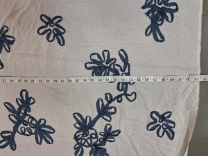 Tissu en coton blanc en gros avec ruban bleu marine foncé brodé et motifs floraux 3D pour vêtements de créateurs - Product Image 5