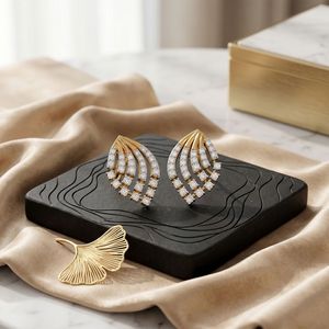 Boucles d'oreilles en forme de feuille avec grappe de diamants - Product Image 1