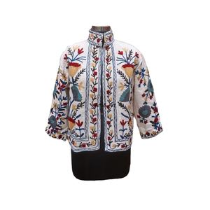 Chaqueta acolchada hecha a mano para mujer con bordado Suzani Abrigo corto de otoño relleno de algodón con diseño de logotipo tejido - Product Image 1