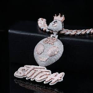 Collier personnalisé en argent 925 plaqué rhodium avec pendentif visage souriant glacé en moissanite et breloque couronne, bijoux de fête - Product Image 3