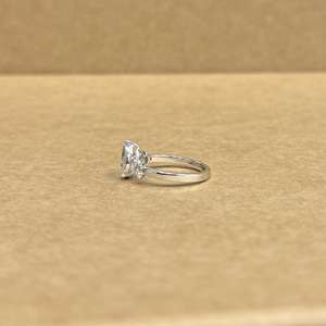 แหวนเพชรทรงลูกแพร์ทองคำขาว 18KT คลาสสิก เพชรเลี้ยงในห้องปฏิบัติการ LGD 1.50 กะรัต ดีไซน์เครื่องประดับหมั้นสมัยใหม่ - Product Image 5