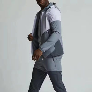 เสื้อแจ็คเก็ตกันน้ำสำหรับผู้ชายแบบสปอร์ตกลางแจ้ง พิมพ์โลโก้สะท้อนแสง ผลิตจากผ้าซอฟต์เชลล์น้ำหนักเบา โพลีเอสเตอร์ 100% - Product Image 3