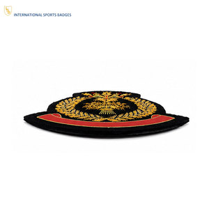 Nouvelle Arrivée Badges de Blason Familial 3D Faits Main Broderie Fil Doré Personnalisé Tissu Feutre Doux Épingle de Sûreté Élégant Décoratif - Product Image 4