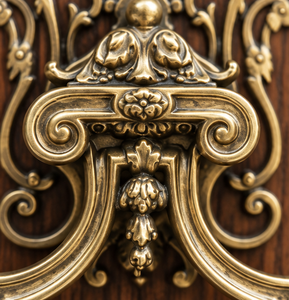 Battant de porte rococo en filigrane, ton bronze doré, avec motifs festonnés ornés, accents floraux et plaque décorative pour entrée majestueuse - Product Image 4