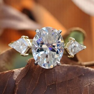 Bague à trois pierres en or massif 18 carats avec diamant ovale de 2,01 carats et diamant de laboratoire taille cerf-volant latérale, bijou raffiné pour mariage, fête et occasions spéciales, pour les amoureux - Product Image 3