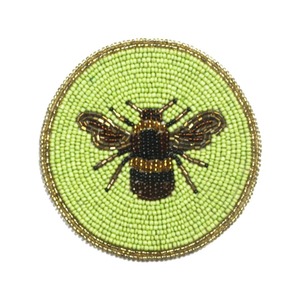 Posavasos Redondo Hecho a Mano con Cuentas y Diseño de Abeja sobre Fondo Verde, Tapete de Mesa Novedoso - Product Image 3