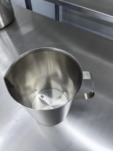 Tasse à mesurer en acier inoxydable 1000ML 32OZ de qualité laboratoire réutilisable avec poignée et graduations - Product Image 6