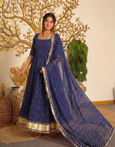 Conjunto Tradicional de Dos Piezas para Mujer en Georgette Rojo Estampado, con Vestido Largo Bordado de Tres Cuartos y Dupatta Tejida para Bodas y Fiestas - Product Image 5