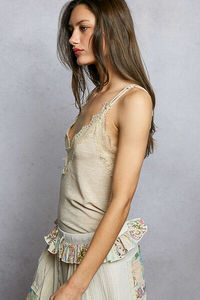 เสื้อสายเดี่ยวคอวีลูกไม้ลายลูกไม้ - Product Image 3