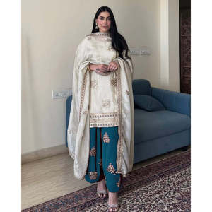 Salwar Kameez de Seda de Diseñador para Fiesta, Conjunto de Top y Pantalón con Dupatta, con Bordado Intenso, Aspecto Elegante - Product Image 3