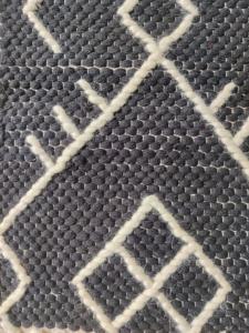 Tapis en laine de coton tissé à plat fait à la main anti-dérapant imperméable à l'eau à poils bas 2400 GSM tapis doux et lisse motif abstrait - Product Image 2