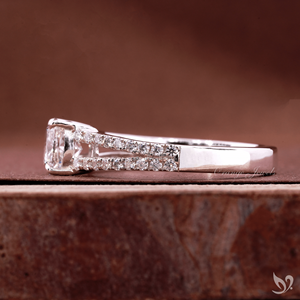 แหวนเพชรทรงคุชชั่น 1 กะรัต ตัวเรือนทองคำขาว 10K ประดับเพชรแบบสปลิตพาเว่ ได้รับการรับรองจาก IGI สำหรับแหวนหมั้น - Product Image 3