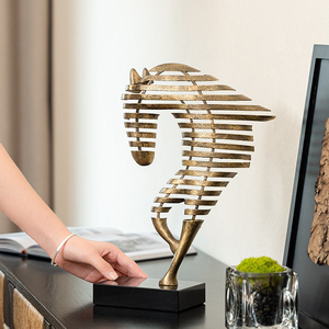 รูปปั้นม้าอะลูมิเนียมงานแฮนด์เมดสไตล์ป๊อปอาร์ตสมัยใหม่ ฐานสีดำ ประดับด้วยงานโลหะสีทอง งานศิลปะรูปสัตว์ สำหรับตกแต่งบ้าน - Product Image 1