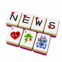 Jeu de tuiles de mahjong en acrylique magenta avec motifs décoratifs sur le devant et dos colorés pour jeux de société et tables de mahjong de club
